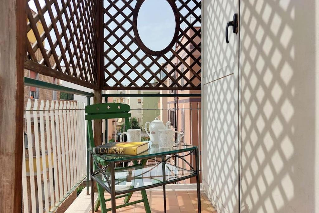Relax Rome With 2 Balconies - 2 Bedroom Flat, 3Rd Floor With Lift, High Comfort, Quite, A Walk From Urban Train Station Gemelli And Metro A Stops Battistini & Cornelia Connecting To Center In 20 Minutes, 2 Steps From Bus Stop, Cycle Path, Groceries Dış mekan fotoğraf