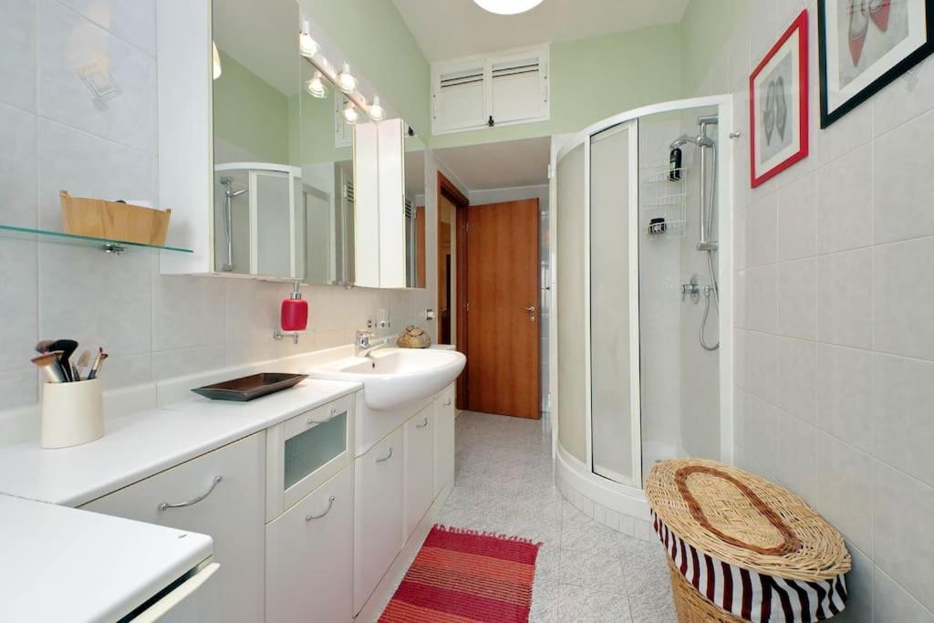 Relax Rome With 2 Balconies - 2 Bedroom Flat, 3Rd Floor With Lift, High Comfort, Quite, A Walk From Urban Train Station Gemelli And Metro A Stops Battistini & Cornelia Connecting To Center In 20 Minutes, 2 Steps From Bus Stop, Cycle Path, Groceries Dış mekan fotoğraf